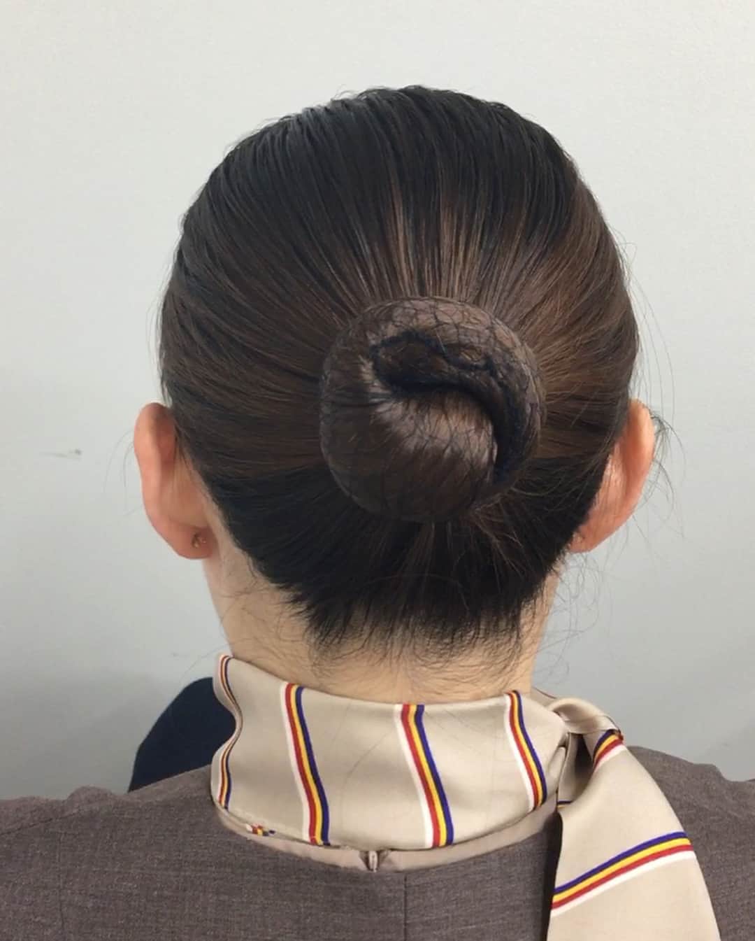 アシアナ航空日本地域公式アカウントさんのインスタグラム写真 - (アシアナ航空日本地域公式アカウントInstagram)「. アシアナ航空のキャビン乗務員や、空港職員がよく髪をまとめるときにする、この巻き方☝️ アシアナ航空では、「アシアナ巻き」と呼んでいます😃✨✈️ . 今日はアシアナ巻きの作り方を動画で紹介します🤗💕 . ※長いので興味があれば参考にしてください🙇🏻‍♀️ . 航空業界以外の方も、髪をきれいにまとめるときに使えるやり方です👍⭐️ .  アシアナ巻きに必要なのは、Uピンとアシアナネットという目の細かいヘアネットです💚 アシアナネットと検索すると、ネット販売も行われてるみたいです🤭 (アシアナ航空が販売している訳ではありません💦) . この２つがあれば、簡単にアシアナ巻きができますので、是非お試しください😊🧡 . #アシアナ航空#アシアナ#アシアナで行く#アシアナグラム#アシアナ倶楽部#アシアナ巻き#アシアナネット#アシアナキャビン乗務員#韓国好き#韓国好きな人と繋がりたい#ヘアアレンジ#ヘアアレンジ動画#簡単ヘアアレンジ」6月21日 11時45分 - asiana.jp_official