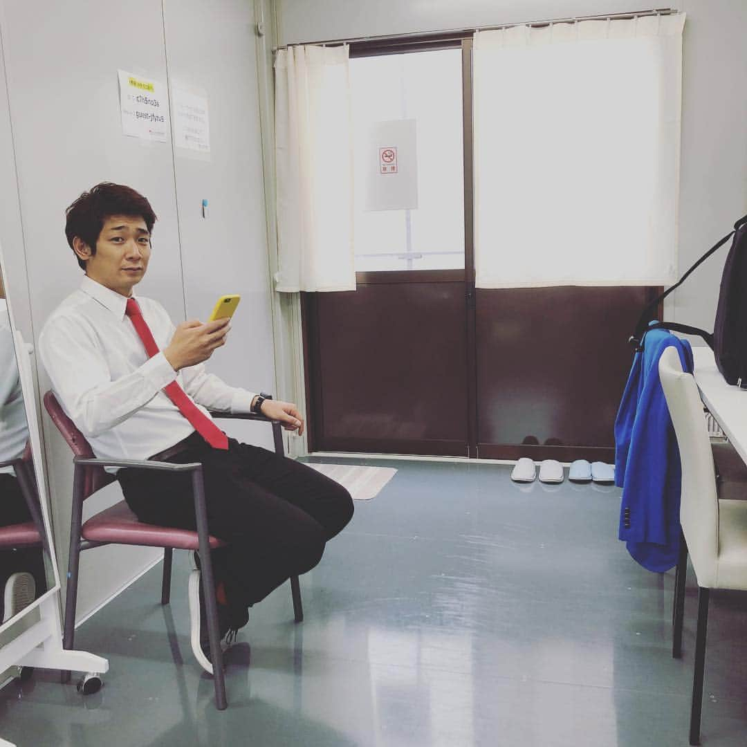 橋本直さんのインスタグラム写真 - (橋本直Instagram)「なんでそんな変なポジショニングやねん！座る位置よ！ 前のスペースなんやねん！ そんなけスペースあけたら大迫選手そのスペース生かしてくるぞ！ 一人だけコックピットから離脱する途中か！！！」6月21日 11時52分 - kome_kome_kome0927