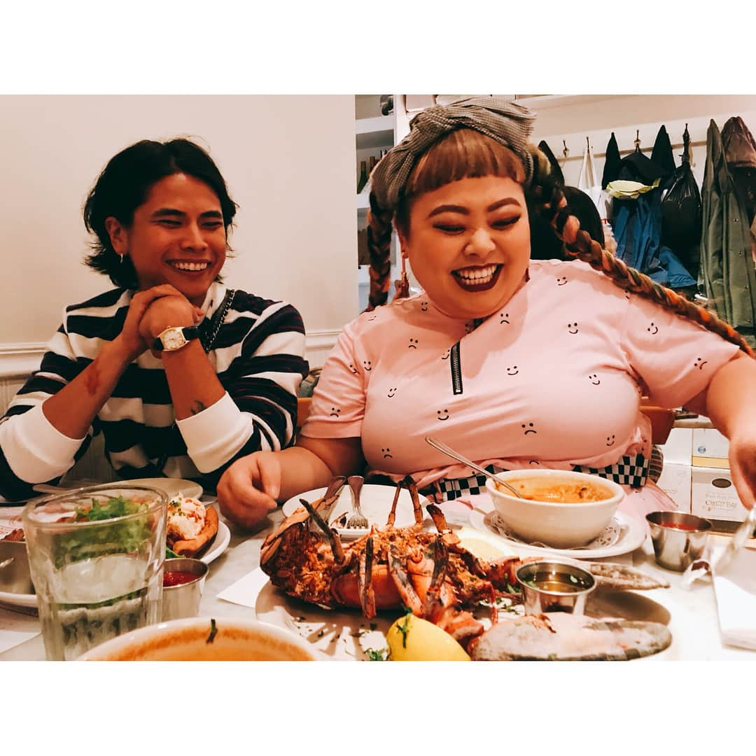 渡辺直美さんのインスタグラム写真 - (渡辺直美Instagram)「喋ってないで早くご飯食べなさいってよく母親に怒られたけど30になっても治らないin NY 🌼🌼🌼 会う犬会う犬毎回股間の匂い嗅いで来るけどなんなの不安になるin NY #股間クンクン #クンクン股間」6月21日 12時27分 - watanabenaomi703