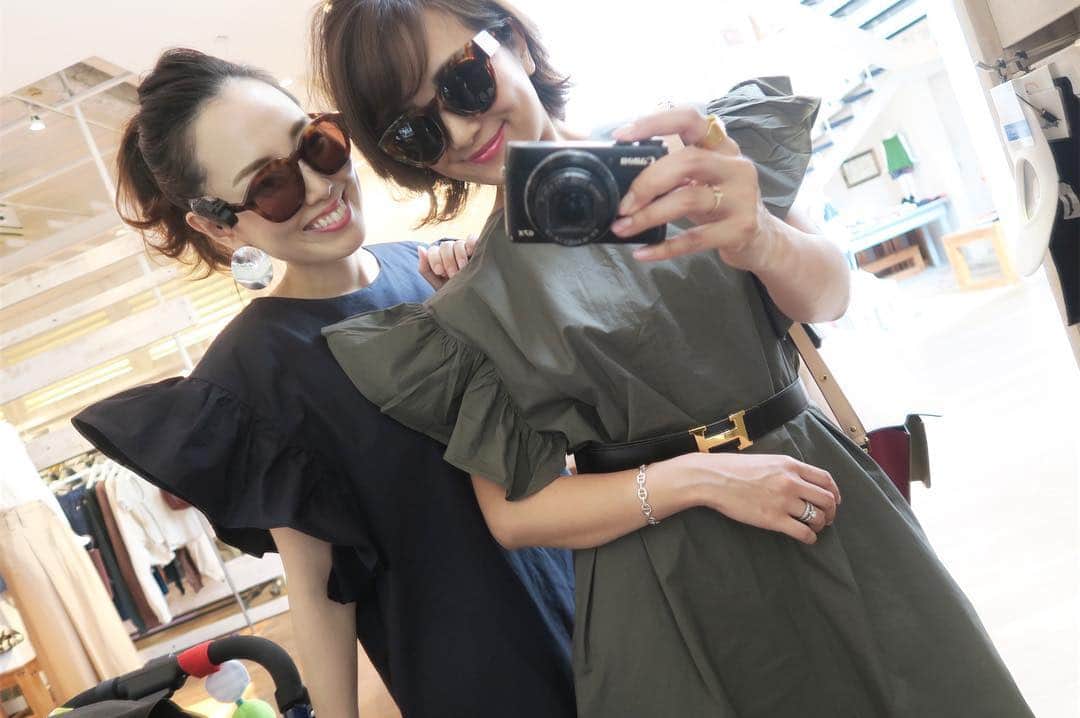 のインスタグラム：「ここ最近雨続きだったけど今日は晴れた＼(^o^)／ブラブラお散歩しながら、shinkaとサングラスを物色中♡ #shinka_wakkin#wakkinstyle#linkable」