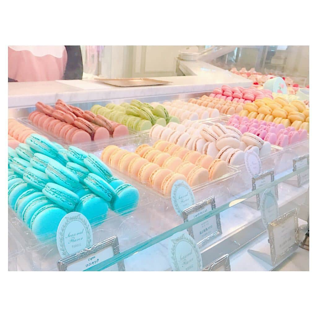 永原知奈のインスタグラム：「💚💛❤️💜💙 . #マカロン #macaron #LADUREE #ラデュレ #銀座」