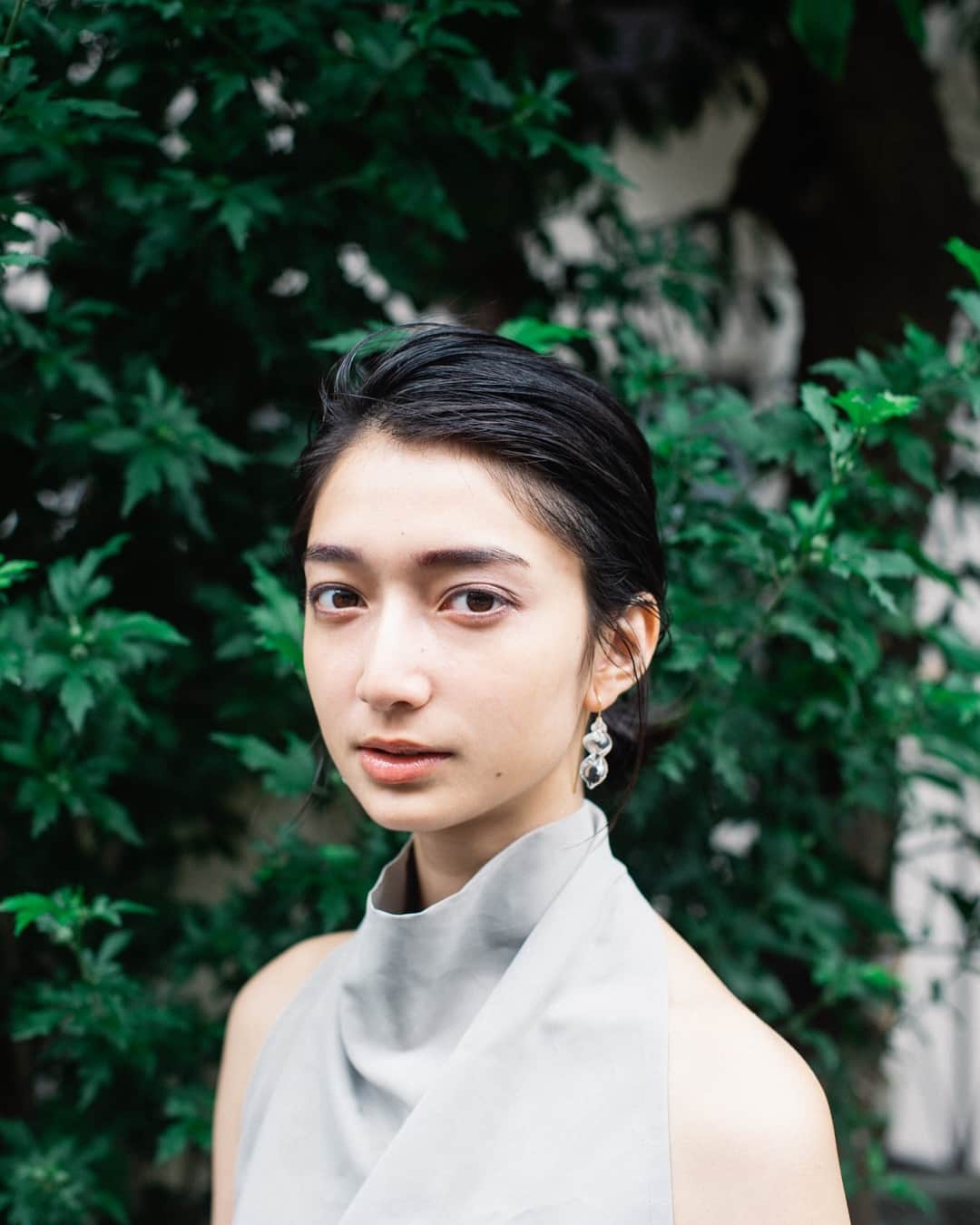 のインスタグラム：「Such a beauty....!!!! . . @tokyu_thescramble さんでの連載「街映えビューティ」 今回のかわい子ちゃんは高瀬まなちゃん。 ほんっと美しい18歳。 ため息！ . . . Model by @manatakase_  Make up by @souman_natsuko  Styling by @akane_koizumi_  Writing by @yukokagami . . #portrait #JAPAN #Japanese #girl#tokyo」