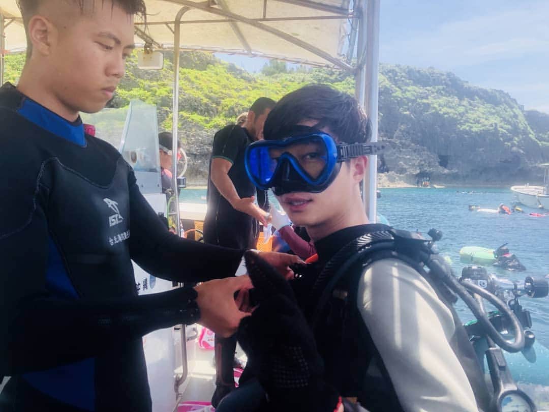 ヒョソク のインスタグラム：「#moonbeach #bluecave #diving #문비치 #푸른동굴 #다이빙  #さいこう  めちゃ 楽しかった😛😛」