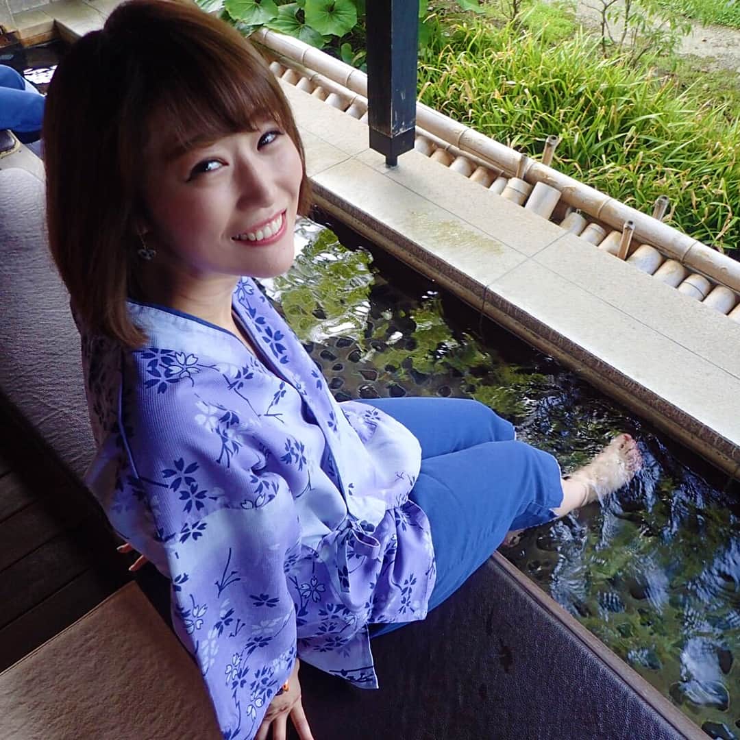 栗原里奈さんのインスタグラム写真 - (栗原里奈Instagram)「ドライブ🚗帰りは温泉に。 京都の旅館の様な雰囲気ですが、、、ここは埼玉。 源泉かけ流し 杉戸天然温泉 雅楽の湯（うたのゆ）でございます。 露店もあって夕方から温泉♨️良きでした。  #足湯#幸せ#風呂上がりは#牛乳#でしょう#ふわぷりん#美味でした#良い子は真似しないでください#うまくのれた#笑み#友達に#ねずみ小僧みたい#と言われる#たのしかったな#天然温泉#杉戸#埼玉#ドライブ#drive#onsen#saitama#gilrsday#love」6月21日 18時29分 - rina__kurihara