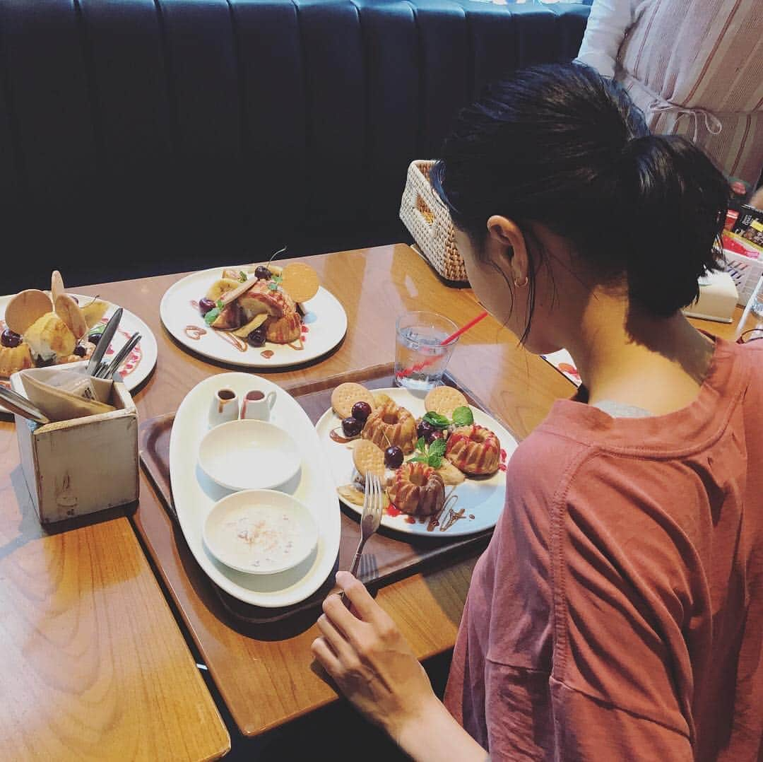 榮倉奈々さんのインスタグラム写真 - (榮倉奈々Instagram)「@royalgardencafe 渋谷店にて、森永ビスケットを使ったヒンヤリスイーツが食べられます🍨いろんなメニューがあって迷うと思いますが…私がセレクトしたメニューもあります😋7/1までみたいなのでぜひお立ち寄りください🍀 #おうちでいいこと森永ビスケット #ロイヤルガーデンカフェ渋谷 #森永ビスケットカフェ」6月21日 18時24分 - nana_eikura