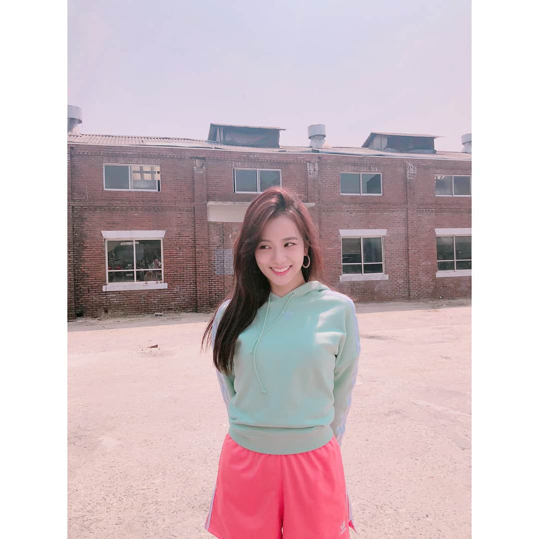 ジスさんのインスタグラム写真 - (ジスInstagram)「#광고 #ADIDAS#JISOO  요즘 날씨 짱🤩🤩🤩🤩🤩🤩🤩🤩🌸」6月21日 18時56分 - sooyaaa__