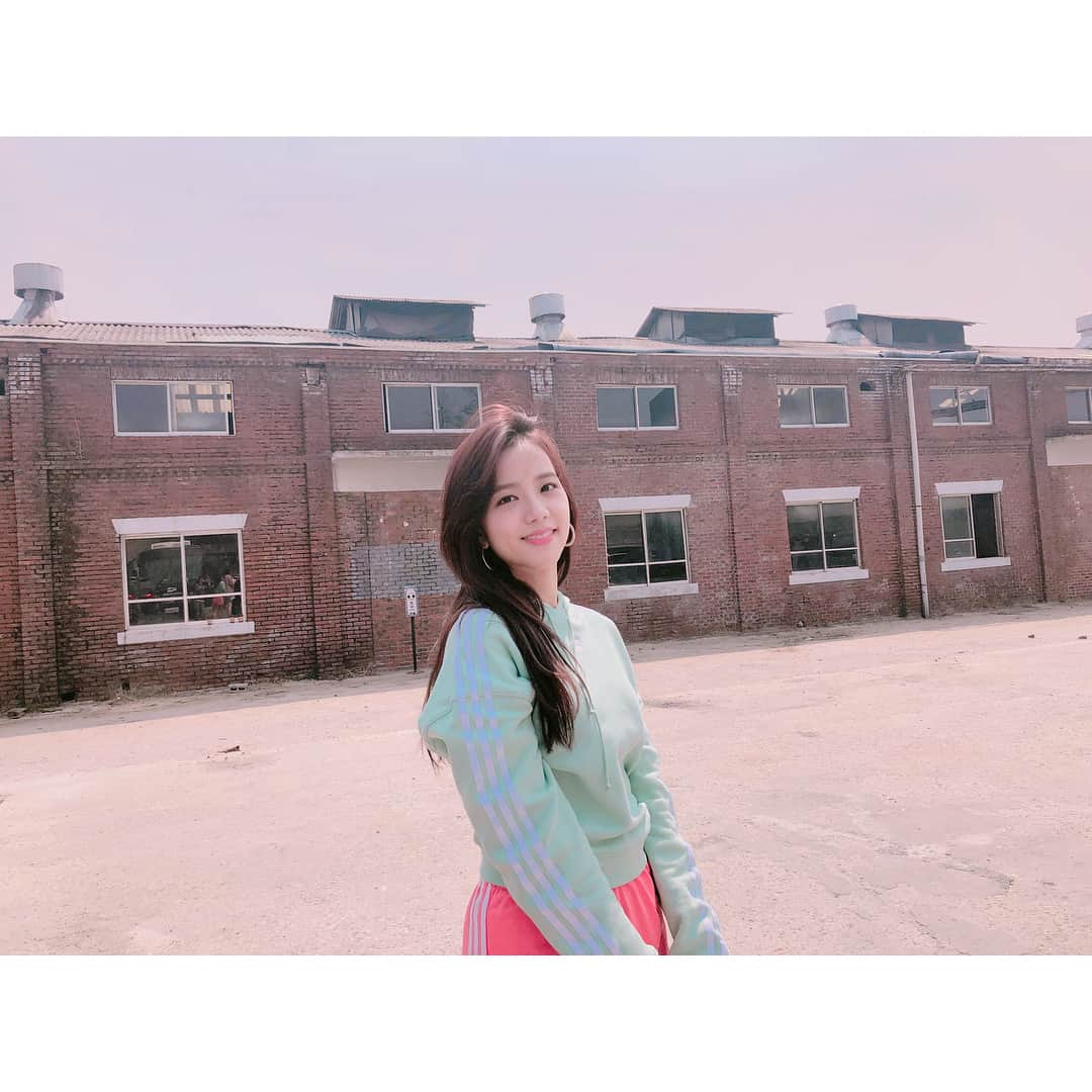 ジスさんのインスタグラム写真 - (ジスInstagram)「#광고 #ADIDAS#JISOO  요즘 날씨 짱🤩🤩🤩🤩🤩🤩🤩🤩🌸」6月21日 18時56分 - sooyaaa__