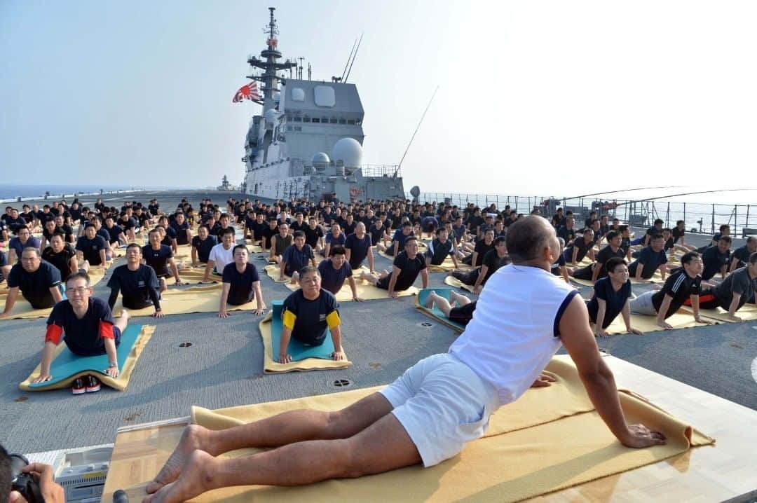 海上自衛隊さんのインスタグラム写真 - (海上自衛隊Instagram)「国際ヨガの日 護衛艦「いせ」にて、インド海軍からインストラクターを迎えて艦上ヨガを行いました。  #海上自衛隊 #jmsdf #自衛隊 #jsdf #海 #ヨガ #いせ #伊勢 #リラックス #国際ヨガの日 #IDY2018 #internationalyogaday #indian_navy #sahyadri #relax #yoga」6月21日 18時52分 - jmsdf_pr