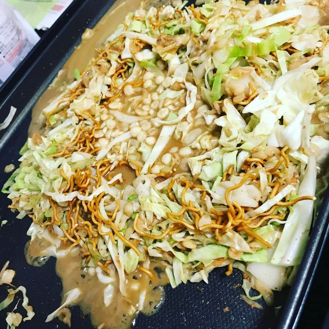 美奈子さんのインスタグラム写真 - (美奈子Instagram)「今日のご飯は子供たちのリクエストで もんじゃ焼き。 前にお友達たちとBBQした時に 食べたもんじゃが美味しくて みんなハマってる♡♡ というのも わたしの父が関西出身だったので お好み焼きやたこ焼きは ご飯に並ぶことは多かったけど もんじゃは食べた記憶がなく わたし自身もあまり作ったことがない(´×ω×`) リクエストなので 挑戦してみたはいいが 土手も上手く作れず 悪戦苦闘～(꒪ཀ꒪) でも粉モンはうまいやね～♡♡ #もんじゃ焼き #風？ #うまくできない #土手ってどうやるのよ！ #子供は大好き #混ぜれば一緒 #そんな言い訳 #また通用する #美奈子」6月21日 19時49分 - minako_official