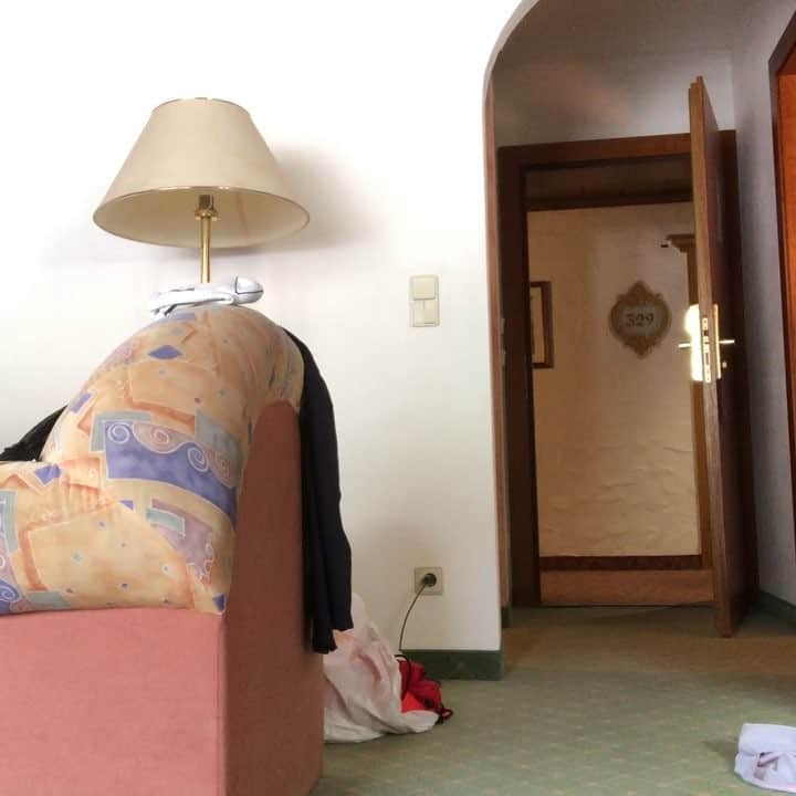 田上大地のインスタグラム：「オーストリアでも愉快にやってます🇦🇹🤣 #vファーレン長崎 #チェキュベック #待つのも忍耐 #待った先に面白いのが待っている #こんなにいいやつ撮れたの久々」