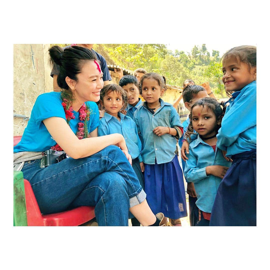 知花くららさんのインスタグラム写真 - (知花くららInstagram)「ガールズトーク😆・ ・ #nepal #UN #WFP #schoolfeedingprogramme #ネパール #現地視察 #学校給食プログラム #女の子たちって本当に #おしゃまさん」6月21日 20時10分 - chibanakurara.official