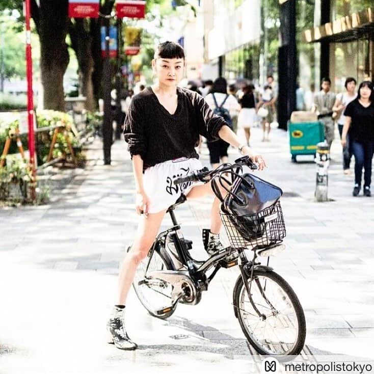のインスタグラム：「It's time to wear Muay Thai pants as fashion.  そろそろムエタイパンツを履く季節到来。  Repost from @metropolistokyo  #tokyo #fashion #muaythai #maisonmargiela #reishito」