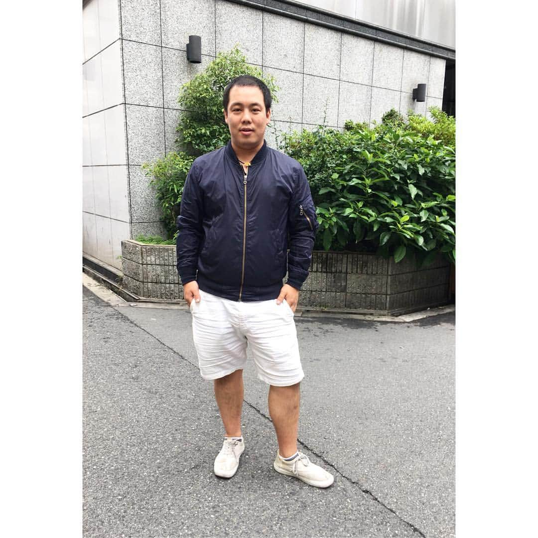 古田敬一さんのインスタグラム写真 - (古田敬一Instagram)「『きみどり古田のファッションチェック』  No.69 下川 一(しもかわはじめ)  質は問わぬ、速さそして数こそが至高、彼こそまごうことなきアンダーグラウンドの楽屋王  素材、顔、体型、全てが詰んだ投了界のサラブレッド  神は何を思い何を感じ彼を創造したのか  神はクリア不可能の試練を彼に与えた  芸人になる以外の道を与えられなかった悲しき陰獣  そんな彼のスタイリングはこの季節にまさかのMA-1、そして白ショーツに白スニーカーと自分の醜さを知ってか知らずか清涼感溢れる下半身に仕上げてきた  この時期の妙な長袖は必ず身体に何かある奴が纏う服  一度も洗濯せず、もはや形状を記憶した皺ギュンギュンの白ショーツ  泥水溜りのみを選んで歩いてきたかのような薄汚れた白スニーカー  そしてネックレスをしている  よく見ると海亀のネックレス  陸亀が海亀を首に巻くとはこれ如何に  兎に角スタイリングの才能は無論皆無、スタイリングなどにとやかく言っている場合ではない、とにかく素材を突き詰めなければ  頭からいこう  坊主伸びかけ、そして前だけ薄っすらと禿げている  丁度、日韓ワールドカップでブラジル代表のロナウドが突如としてかましてきた常軌を逸した髪型、その部分のみ禿げている  恐らくロナウドにあの部分をあげたのは彼  そして体型  この髪型、この体型で許されるのは神様だけ  宝船に乗っていなければ成立しない  布袋尊の座を狙うワルホテイソン  ワルもんざえモン以来の二番煎じ  そしていやに褐色の肌  恐らく全て垢  彼は垢でできているため風呂に入ることは叶わない  洗うと無くなるから  かの有名な童話、力太郎  あれは彼の伝記  彼はこれから夏が近づくにつれ、少しずつ大きくなっていきます  #きみどり古田 #芸人 #よしもと #きみどり古田のファッションチェック #下川一 #コーディネートのテーマ #ワルホテイソン #力太郎 #バーバパパ悪 #ボツになったデジモン #トロルの雌 #鬼の妹 #春画の蛸 #魚の臭玉 #リミッター解除した石 #近くで見たイボ #レベル19のニキビ #PM2.5の擬人 #親壺中卵の儀 #ベルセルクのコンラッド #ビートの谷間 #ちなみにこれは100パーセント一般目線で評価しているものです」6月21日 21時10分 - keiichi_furuta0721