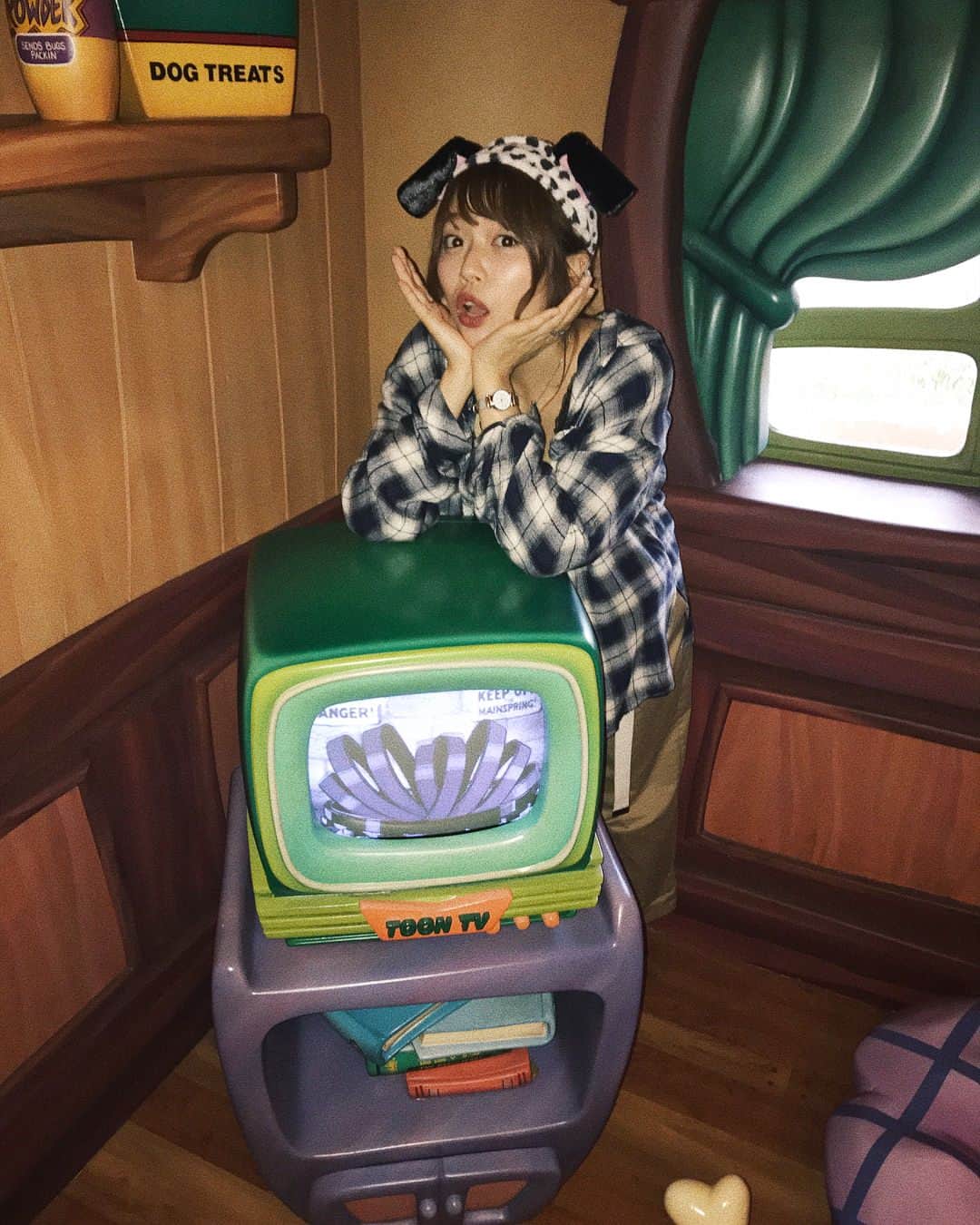 長嶋りあんのインスタグラム：「雨Disney〜戻りたい🖤ほぼ乗り物20分だった⚜️🏰⚜️ #tokyodisneyland」