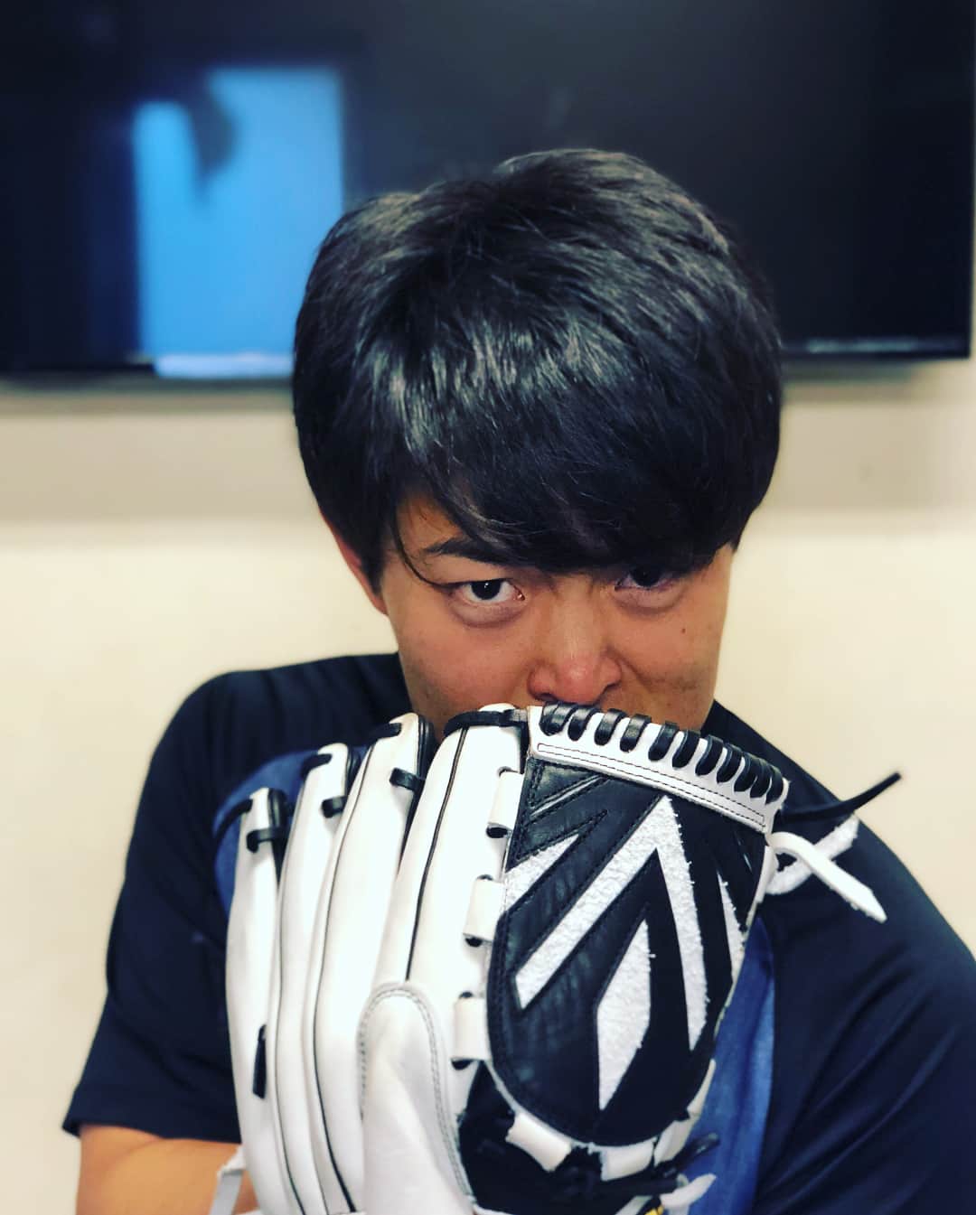 北條史也のインスタグラム：「グラブで顔隠す３つ下の後輩 #望月#顔デカイ#宣伝」