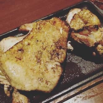 鶏三味　駅前店さんのインスタグラム写真 - (鶏三味　駅前店Instagram)「お疲れ様です（＾ν＾） 赤鶏の骨つきもも🍖🍖 骨付きですが💯💯です！！！ ぜひ一度ご賞味ください🐥🐥 #鶏三味#広島駅#新幹線口#赤鶏#🐥🐥」6月21日 23時50分 - torizanmi