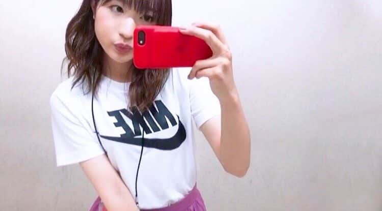 のインスタグラム：「. . やっと伸びてきて巻けるようになったぞ💈やったぜ💈 . #hair #hairstyle #medium #nike #mediumhair #white #pink #red」