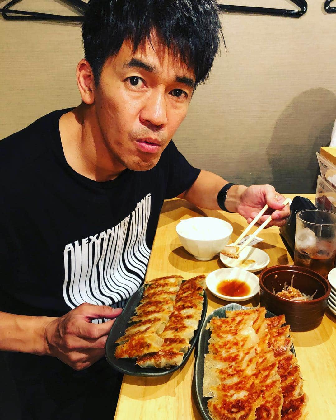 武井壮さんのインスタグラム写真 - (武井壮Instagram)「は？餃子は別腹やろ？は？の図。。 #歩兵」6月22日 0時36分 - sosotakei