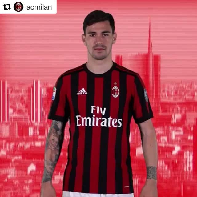アレッシオ・ロマニョーリのインスタグラム：「#Repost @acmilan ・・・ ☀🕶👒⛱ It's Summertime, Rossoneri! 🔴⚫ How will you be spending your #Summer2018⁉️ Sorry about this, Southern Hemisphere... 😅 Inizia l'#Estate2018! 🔴⚫ Che programmi avete, rossoneri⁉️ #LongestDay #FirstDayofSummer」