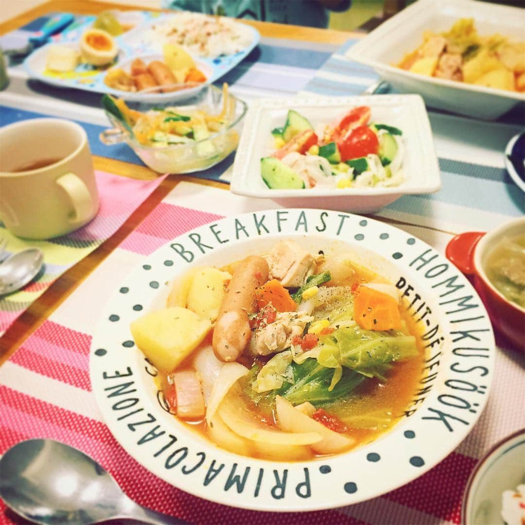 三倉佳奈さんのインスタグラム写真 - (三倉佳奈Instagram)「たまにはごはんを☺︎ 昨日の晩ごはん🍴 . #具沢山ポトフ #野菜サラダ #ささみもやしきゅうりのナムル  #ナスと白菜ひき肉の煮浸し #ふりかけごはん #我が家は野菜多め🥒🌽🍅 #そして子供は野菜残すよね…笑 #子供が食べてくれる献立考えるのに毎日ひと苦労💪🏻」6月22日 11時12分 - kana_mikura0223