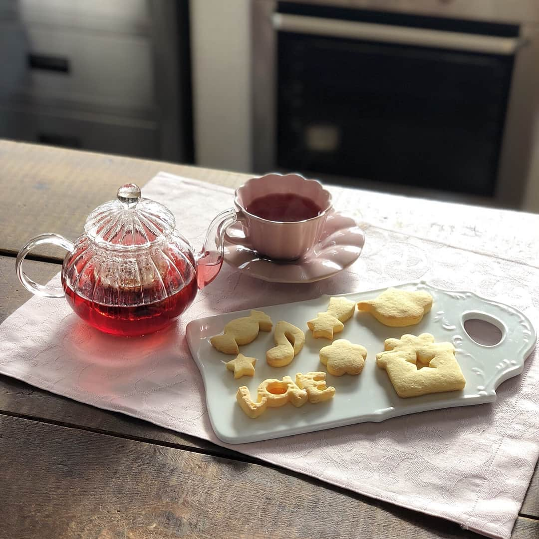 橋本環奈さんのインスタグラム写真 - (橋本環奈Instagram)「こんにちは！環奈MGです。  明日、23 日(土)は「月刊ザテレビジョン」の発売日です！ 今日は動画もシェアします(๑>◡<๑)  確かステンドグラスクッキーだったかな？チェックして教えて下さい😎  #橋本環奈 #橋本環奈マネージャー #テレビジョン連載オフショット #シャカシャカ環奈」6月22日 11時55分 - kannahashimoto.mg