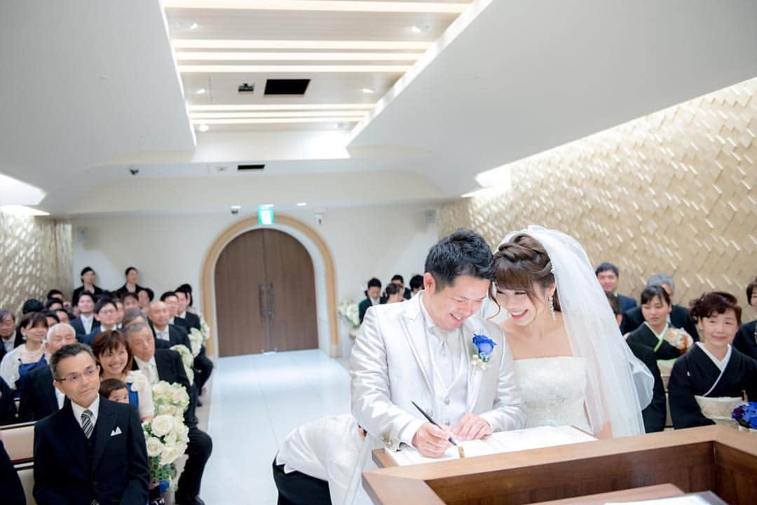 ANA クラウンプラザホテル大阪 ブライダルプロデュースのインスタグラム：「おめでとう♡ . . . #wedding#bridal#osaka#hotel#hotelwedding#codenate#weddingparty#weddingphoto#dress#anacrowneplaza #大阪#結婚式#披露宴#卒花嫁#プレ花嫁#コーディネート#ウェディングレポ#挙式#チャペル#ドレス#ベールダウン#ANAクラウンプラザホテル大阪  #ANA_CROWN_PLAZA_PHOTO #ANA_CROWN_PLAZA_WEDDING #ANA_CROWN_PLAZA_GOODS #ANA_CROWN_PLAZA_DRESS」