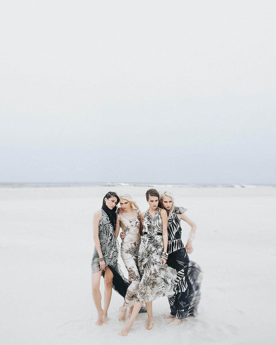 のインスタグラム：「🌊🌊🌊🌊 @khamyvan @olga_kuz_ @olgavorosilova @iammilenagarbo, 📸 @vanktr  #carmenmarcvalvo」