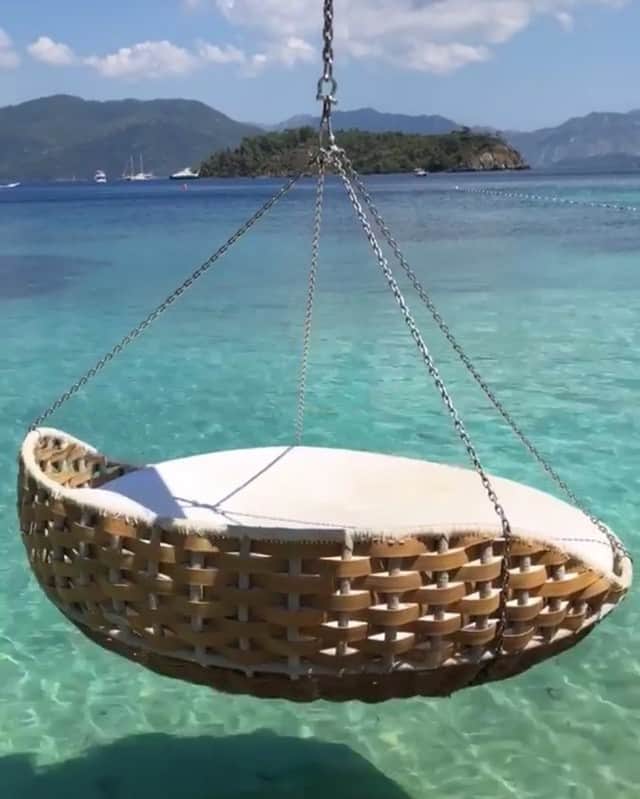 I Love Fashionのインスタグラム：「Bodrum Guide ☀️ بودرم تركيا  بكتب لكم اللي جربتهم، وانتوا حطو بالكومنت اقتراحاتكم  I will share what i’ve tried, and you can comment your suggestions 💃🏼 Restaurants In #Bodrum : Limon - to watch sunset تروحون له قبل الغروب، رومنسي جداً Lunch: MaçaKizi 🍴 Dinner: Zuma, Fenix (South American), #Mimoza (Seafood) 🍴 Everyday at 9pm we go to #Palmarina (Amazing Marina in Bodrum), we walk around, and have dinner at one of the #restaurants there. 👍🏻 كل يوم الساعه ٩ نروح البورت مالهم اسمه بال-مارين. عباره عن مكان فوق الخيال وفيه محلات وأحلى المطاعم. كل يوم نتعشا في مطعم هناك. 🚁 From Bodrum we took a 30-Minute #helicopter to D-Maris Hotel, had lunch there, did some beach activities, and came back to Bodrum.  #DMaris has #Zuma, #Nusret, La Guérite, and more restaurants.  من #بودرم اخذنا هيليكوبتر ٣٠ دقيقه ورحنا اوتيل دي ماريس. فيه وايد مطاعم والبحر خيال. تغدينا، سبحنا، ورجعنا بودرم.」