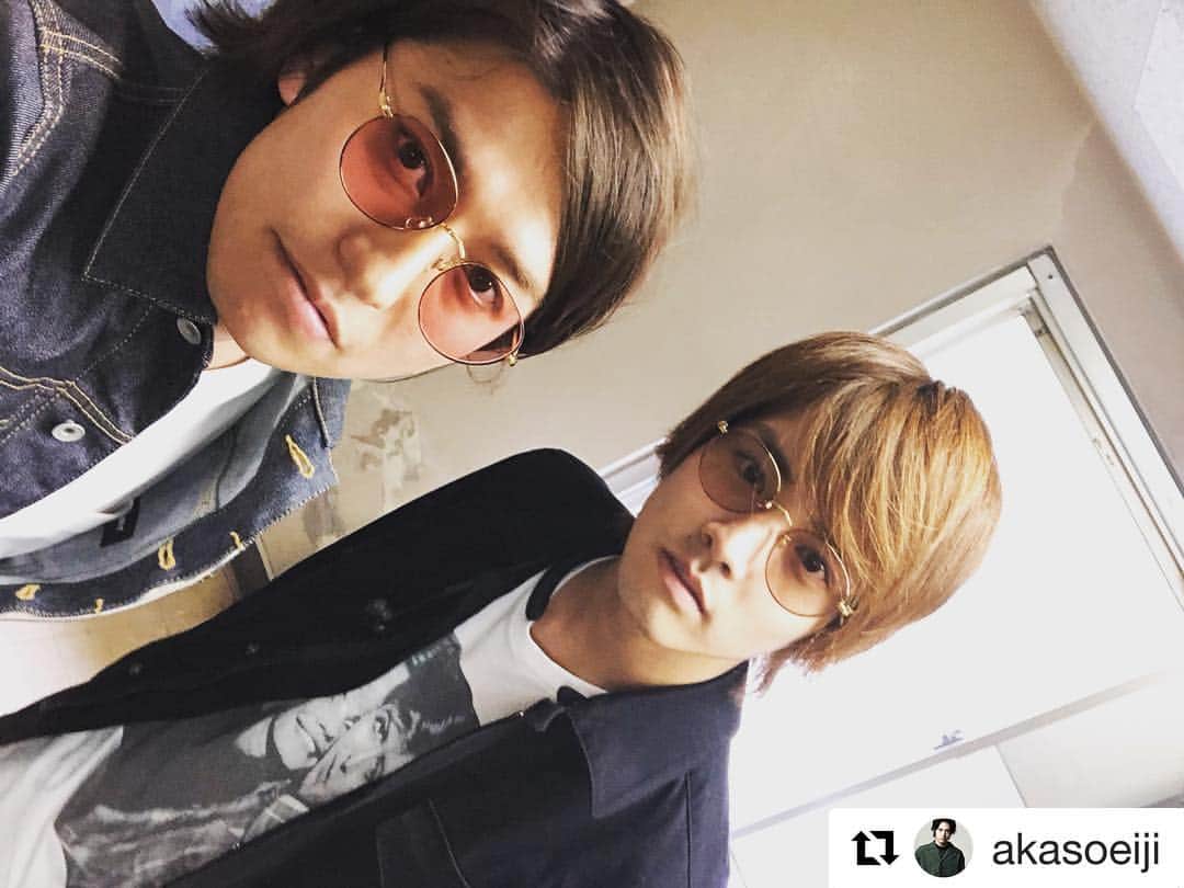 Zoff Officialのインスタグラム：「#赤楚衛二 さん #武田航平 さんありがとうございます✨🕶 . #fashion#glasses#sunglasseslover #eye#eyewear#eyewearstyle #sunglasses#sunglassesfashion #sunglasses😎#🕶#👓#😎 #メガネ#メガネ女子#メガネ男子#サングラス#optical#ゾフ#zoff#fashiondiaries#color#lens#colorlens . #Repost @akasoeiji with @get_repost ・・・ お揃い度付きサングラス #デビッドボウイ さんこんにちは。 #仮面ライダービルド #仮面ライダークローズ #仮面ライダーグリス #zoff」