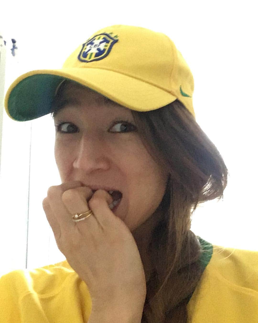 兼田カロリナのインスタグラム：「こっちでは明日の午後14:00！日本では今日の21:00！🇧🇷x🇨🇷もうううう緊張するよー😬#brasil #copamundial #worldcup #russia #vaibrasil」