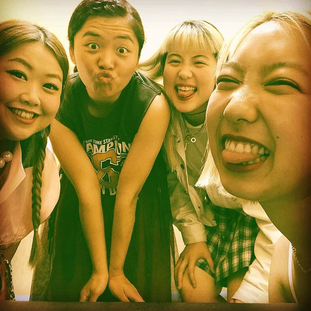 ミナコさんのインスタグラム写真 - (ミナコInstagram)「❤💛超絶バエテル奴ら💚💛 森山あすか&おいら&ますきん 楽屋バエ」6月22日 7時43分 - mi7kooooo