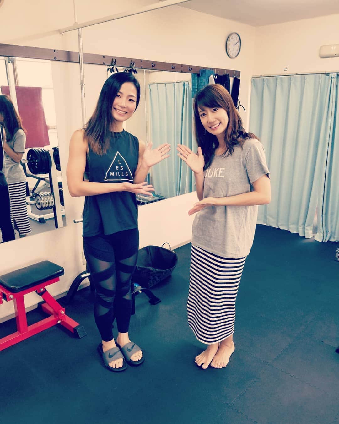永吉令奈のインスタグラム：「@ikuchan.chaniku 様💓 パーフェクトボディ新横浜でウォーキングのご指導をさせて頂きました⭐️ 同じ職場の木村トレーナーのパーソナルトレーニングを受けられていて、引き締まった美ボディをお持ちの増本様が、ベストボディジャパンに挑戦されるとのことで、ありがたいことに少しお手伝いさせて頂きました💓  15㎝のヒールというのはどのフィットネスの大会でも、ミスコンでも使用されますが、美しく歩くにはインナーマッスルをうまく使うことが重要になってきます✨  ウォーキングにおいてのインナーマッスルのトレーニング方などをレクチャーさせて頂きました✨  キラキラしていてモチベーションが高い女性に出会えたことで私もモチベーションが一気に上がりました💋✨ 増本様ありがとうございました💓  この日の自分のトレーニング後は、一度やってみたかったウイダープロテイン、ココア味をコーヒーで割ってカフェモカ風プロテイン😍  美味しすぎました😆 減量中にミルク入りのコーヒーはどうなのかという点は置いといて(笑)  少ない食事量の中で美味しく飲めるのは最高です😆(笑)  #パーフェクトボディ #ウォーキング #Tarzan出たい #ウィダープロテイン  #美味しくプロテイン #フィットネス #輝く女性 #トレーニング女子」