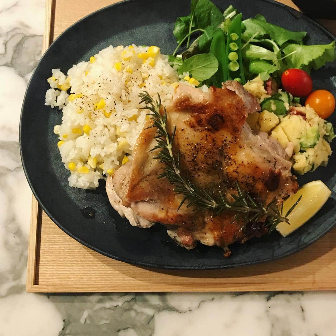 小泉里子さんのインスタグラム写真 - (小泉里子Instagram)「ボリューム満点w  盛り付けがイマイチですが…(￣∇￣) とうもろこしご飯、美味しいよね〜。止まらない。 お釜抱えて食べたいわw #里子飯」6月22日 10時36分 - satokokoizum1