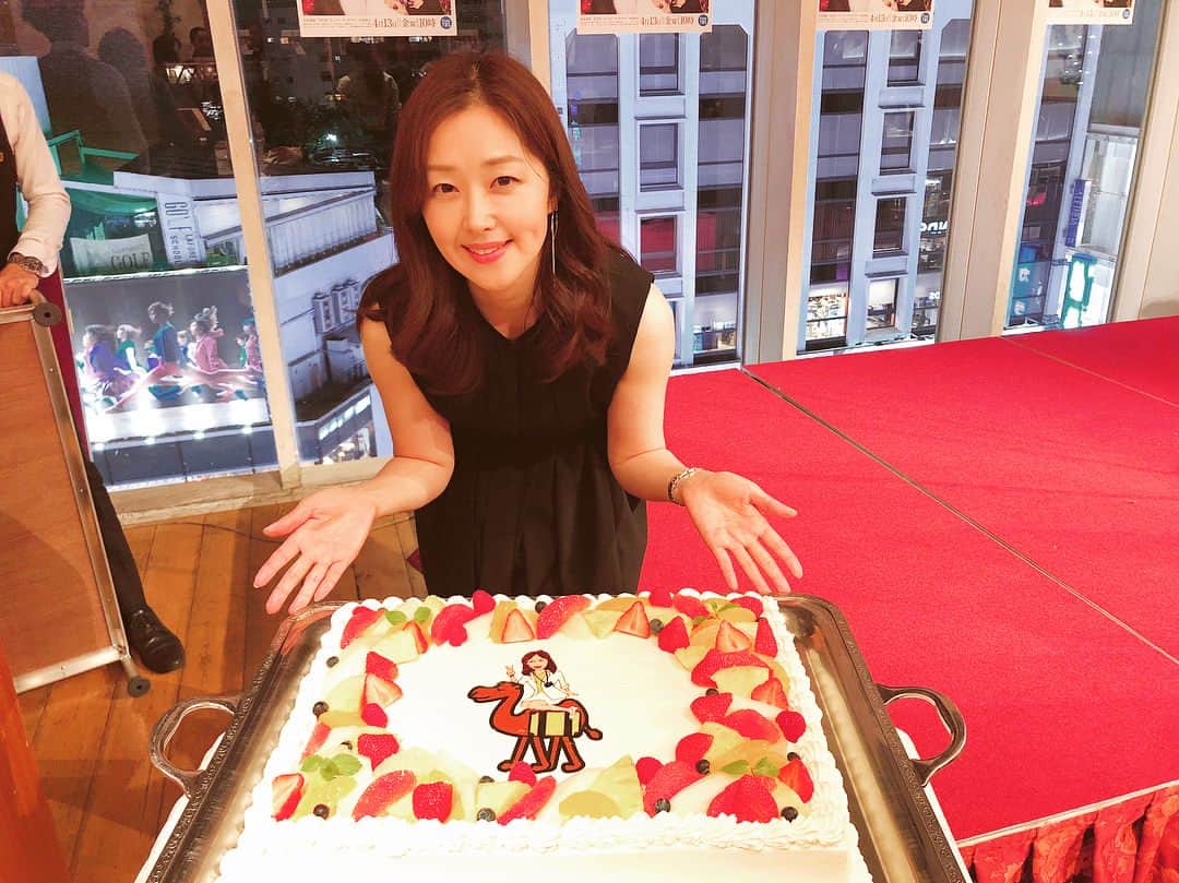 笛木優子のインスタグラム：「あなたには帰る家がある もうすぐ！！！ ラクダに乗ってる由紀ケーキ頂きました！！🐫 ありがとうございました！！🎂」