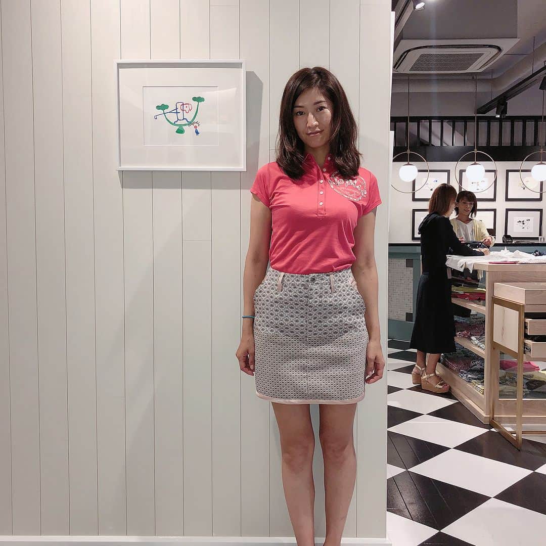 森下千里のインスタグラム：「I’m on shopping moods.  買い物したい病、発令中😂 ここのとこ、ずーーっと禁欲してたせいですかね。  新しいものは、 ピリッと身が引き締まる。 . . #髪切りました✂️ . . #大人 #golf #golfwear #ゴルフウェア #広尾 #岡崎さんに選んでもらったよ」