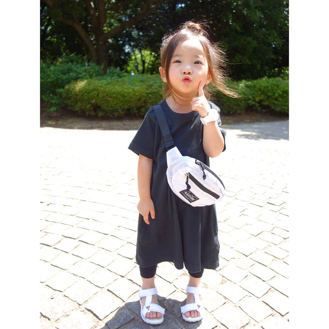 Saraさんのインスタグラム写真 - (SaraInstagram)「⠀ coordinate♡ ⠀ one-piece ➡︎ #champion  leggings ➡︎ #devirockstore  sandal ➡︎ #petitmain  bag ➡︎ #kastane ⠀ ⠀ black × white❥﻿❥﻿❥﻿ ⠀ #ootd #outfit #kids #kids_japan #kids_japan_ootd #kjp_ootd #ig_kids #ig_kidsphoto #kidsfashion #kidscode #kidsootd #kidswear  #kidsstyle #monotone #bodybag #キッズコーデ #キッズファッション #女の子 #3歳」6月22日 21時14分 - sarasara718