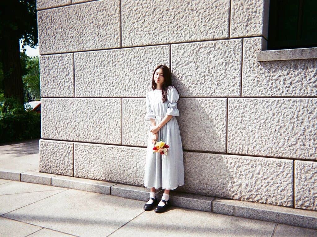 岡本夏美さんのインスタグラム写真 - (岡本夏美Instagram)「お友達が作った ワンピースを着て、 フィルム写真を撮りました。 友人の作った服 袖を通せるとは、とても嬉しかったです、👗 #写ルンです いっぱい撮ったので 小出しにしていきます #natsufilm」6月22日 21時16分 - okamoto_natsumi