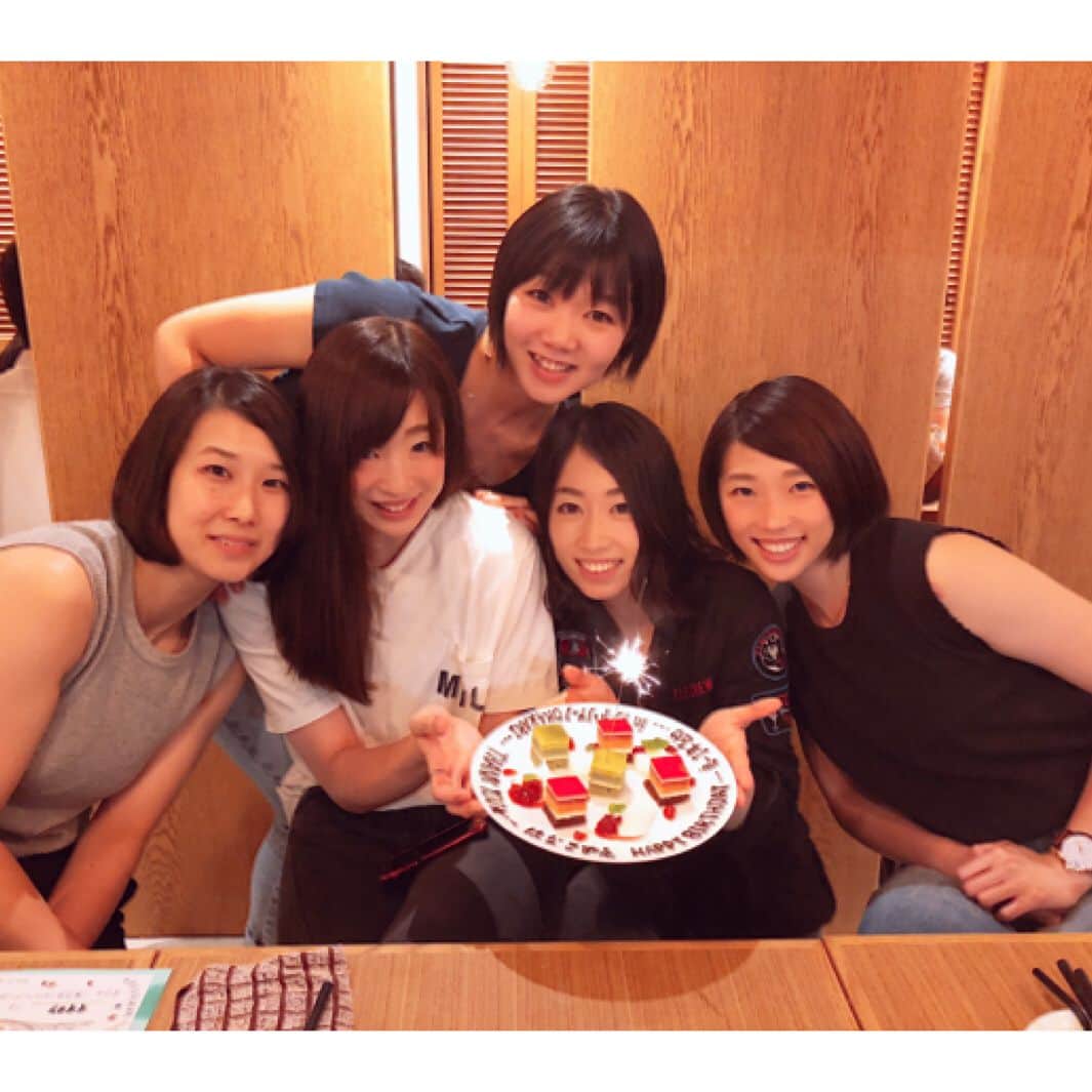 大竹里歩のインスタグラム：「🎂 6/22💛山田美花 6/24❤️早坂梢依  誕生日おめでとう♡  ちゃんやまはたぶん...出逢って11年目😳!!笑  こっちゃんも高校からの仲🤘 今同じチームでバレーが出来て 本当に嬉しい、ありがとう💓  花子とはこれからも色んなことを一緒に考えて悩んで 素直にわがままに頑張っていけたらいいなと思います♡  個性豊かな同期大好き(*^^*)♪ . #DENSOAIRYBEES #25歳#うそだ#気持ちはいつでも10代  #最近ギャルこずえのおかげで #若者のノリが分かってきた笑」