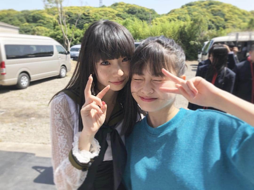 松岡はなのインスタグラム：「☺︎☺︎ 7月26日からスタートするドラマ「マジムリ学園」のビジュアルが今日解禁されました〜😊💫🌷 はなの役名は「ミズキ」。 7月までお楽しみに〜〜👋🏻✨ #マジムリ学園」
