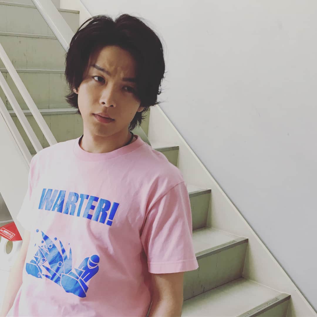 日本テレビ「崖っぷちホテル！」のインスタグラム：「開いてます‼️ #目線 #外れてますけど #でも #👍 #江口補給 #今週も #お疲れさん #中村倫也 #崖っぷちホテル #崖ホテ #本日のお客様は #宇海直哉様」
