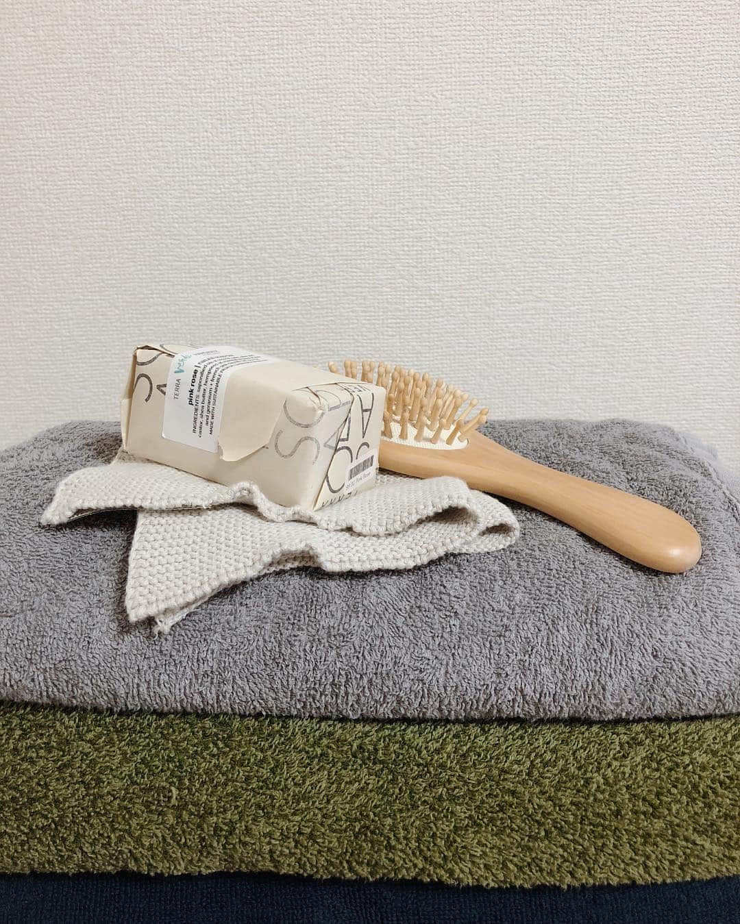 菅谷梨沙子さんのインスタグラム写真 - (菅谷梨沙子Instagram)「ちーさん（徳永千奈美）から🇺🇸のお土産でくれた石鹸☁️⚪︎○ ほんのりバラの香りで、バラの花びらが石鹸の中に散りばめられているお洒落な石鹸なので、使うのが勿体無くてクローゼットの引き出しに入れて香りづけとして使ってます🌹 ちーさん、ありがとう♡ . . #terraverdehandmade#pinkrose」6月22日 21時29分 - risako_sugaya