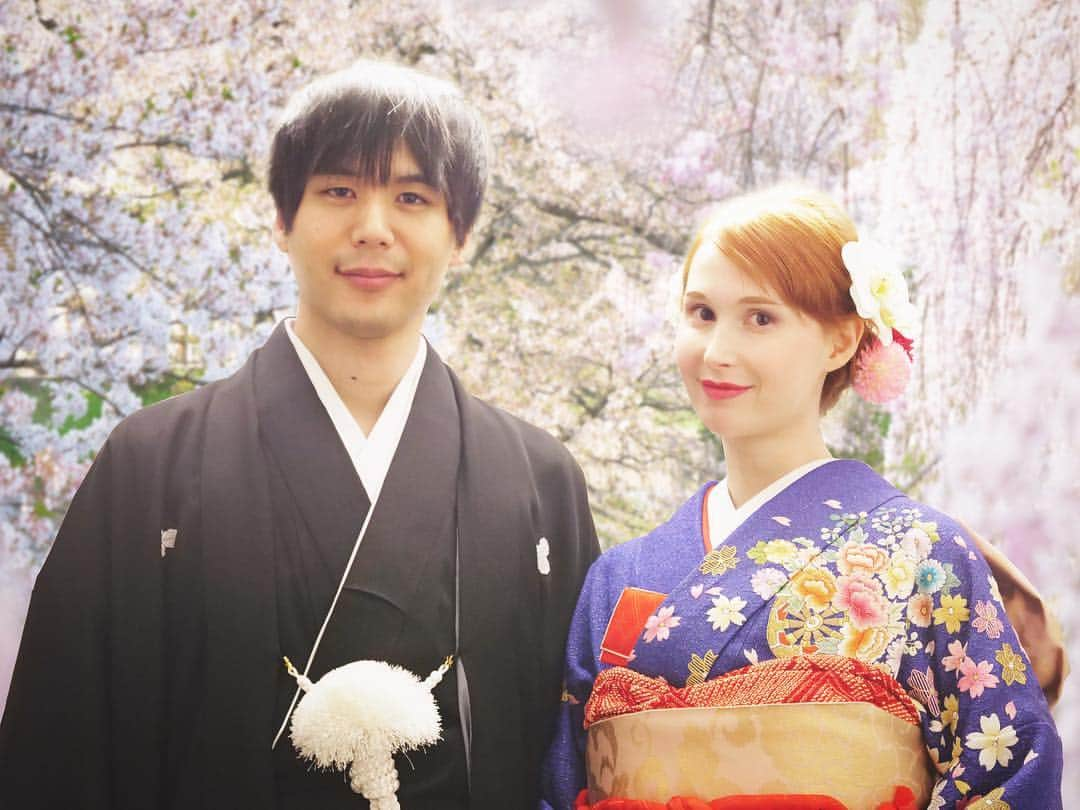 Rachel & Junのインスタグラム：「Jun and I have been married for almost 7 years but we never had a wedding ceremony because reasons. At Animazement this year we got our first ever opportunity to wear wedding kimono! It was VURY HEAVY and hard to breathe, do not recommend for actual wedding ceremony lol. Apparently these days a lot of Japanese women get married in white gowns but get professional wedding photos in their fancy kimono, which makes a lot of sense to me now that I’ve tried this on. We filmed a vlog so we’ll upload a vid on it later!! #kimono #wedding」