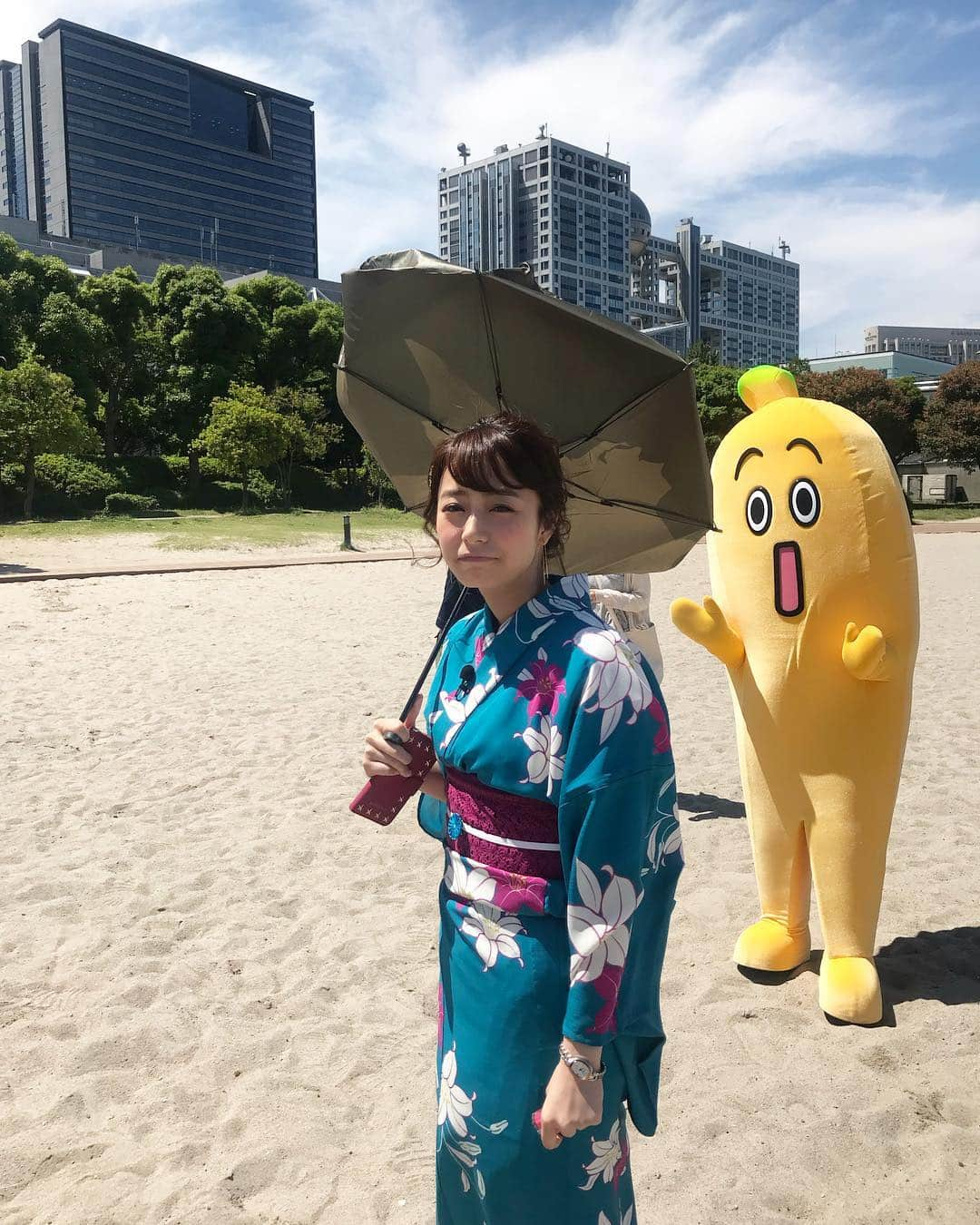 鷲見玲奈さんのインスタグラム写真 - (鷲見玲奈Instagram)「. 強風で傘が裏返っても可愛いうがっきー。 この状況でも可愛いってズルくないですか？！💓😂 . #うがっきータイム #宇垣美里 アナ #可愛いがすぎる #後ろには #ナナナ #ナナナも可愛いよ」6月22日 21時51分 - sumi__reina