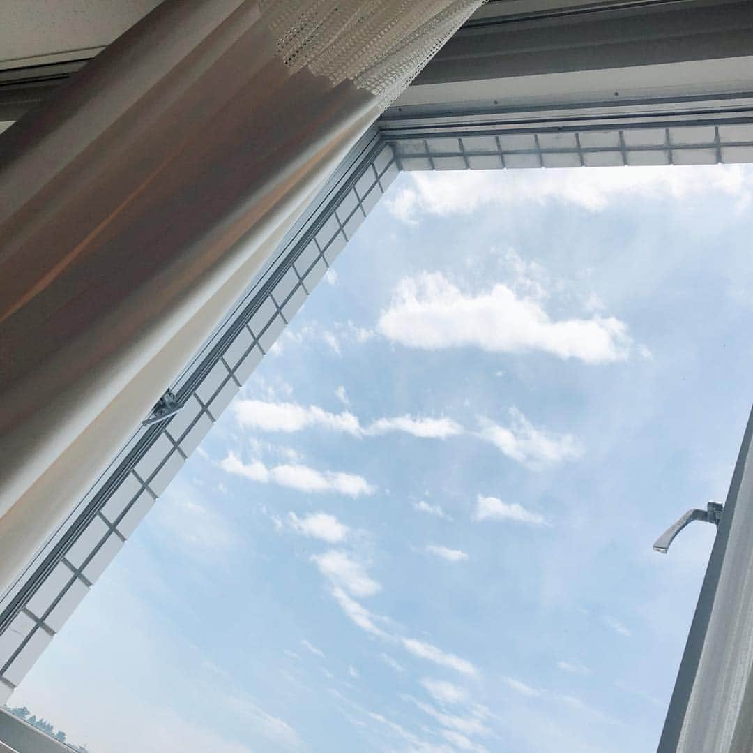 小裏奈美さんのインスタグラム写真 - (小裏奈美Instagram)「いいお天気(♡ϋ)ﾉ ▼ 今日は洗濯物がすごく乾きそうだね😃🙌 ▽ 明日はまた天気悪いみたい ▼ 晴れの空を記憶😃 ▽ ▼ ▽ ▼  #小裏奈美 #タレント #モデル #ライブ配信 #生配信 #ライバー #配信者 #個撮モデル #カメラマンさんと繋がりたい  #カメラマンと繋がりたい#カメラマン募集中  #ファインダー越しの私の世界  #ファインダー越しの世界 #ポートレート #ポートレートモデル #大阪 #関西 #自分発信クリエイター #撮影しま専科 #丸顔の救世主 #作品撮りカメラマン募集中 #撮影依頼募集中 #フォローミー #thisisme #memelive #青空 #入院中 #入院なう #病室の窓から」6月22日 12時56分 - aiueoura