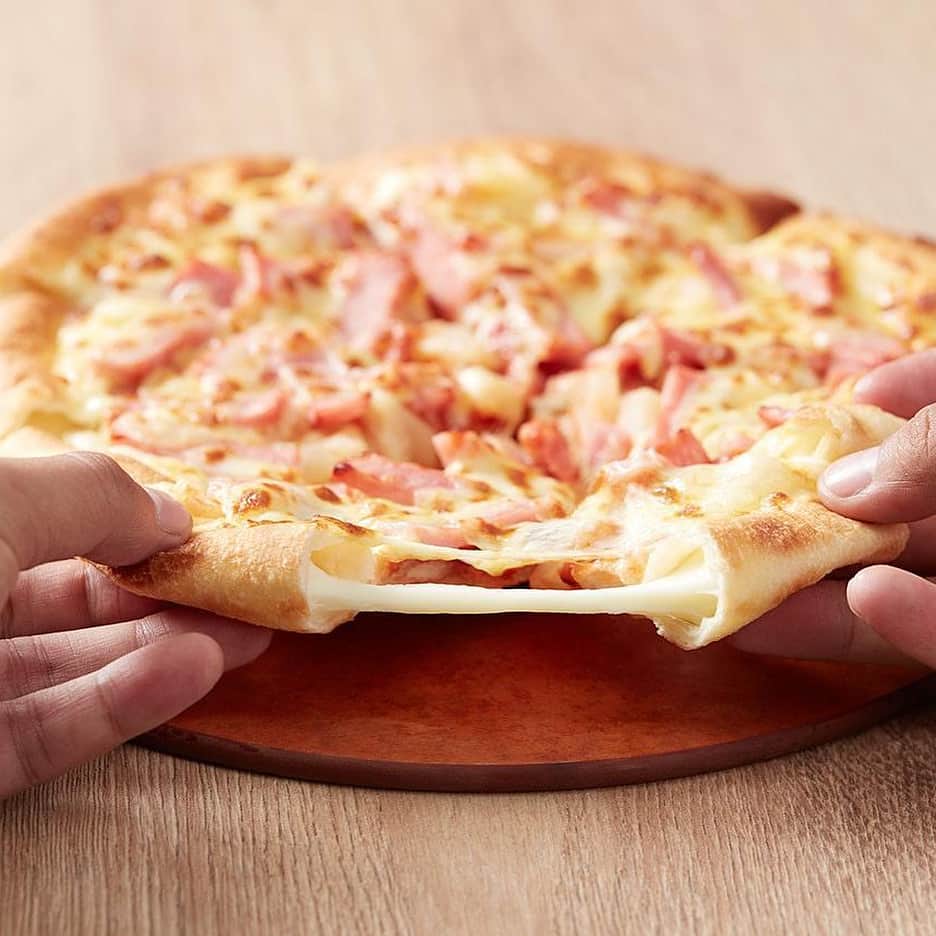 ピザハットさんのインスタグラム写真 - (ピザハットInstagram)「【金曜日はビールとたっぷりチーズピザで乾杯っ☆ヾ(*´∀｀*)ﾉ】 * 今日は1週間頑張った自分にご褒美ピザはいかがですか？♪ * #ピザハット ではトッピングにカマンベールチーズ、モッツァレラチーズ、パルメザンチーズ、さらにチーズ増量もご用意♡(๑´ڡ`๑) みみの中にストリングチーズがたっぷりはいったゴールデンチーズクラスト生地も選べます♪ * 今日は仕事を早く終わらせて至福のピザタイム☆彡 * * * #pizzahut #ピザ #pizza #ピザパーティー #ホームパーティー #ぴざ #dinner #lunch #pizzalover #pizzaday #pizzatime #デリバリーピザ #宅配ピザ #ピザパ #友ピザ #家族ピザ #恋人ピザ #カップルピザ #おうちピザ #party #pizzaparty #ピザ部 #ピザランチ #チーズピザ #チーズ #cheese #ビール #beer #世界のピザハット」6月22日 13時19分 - pizza_hut_japan