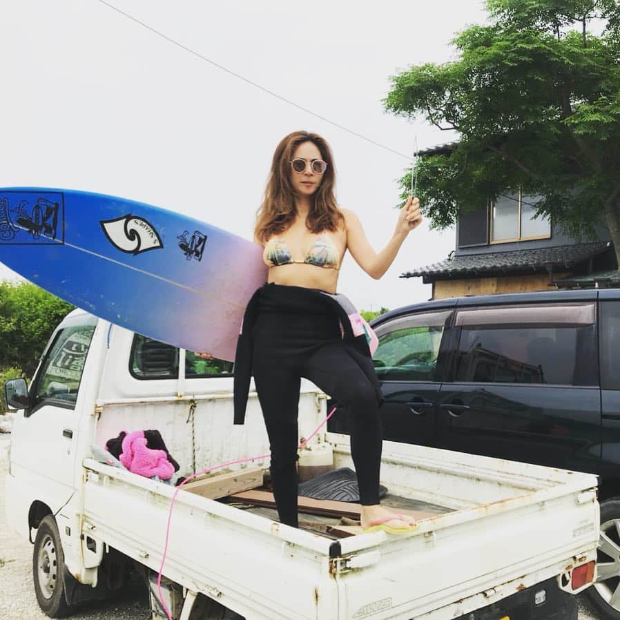HARUKO（真木明子）さんのインスタグラム写真 - (HARUKO（真木明子）Instagram)「今日は腰腹😭ハアハアしたかったのに😭#軽トラ#軽トラサーファー#サーファー#surfer」6月22日 13時48分 - haruko227