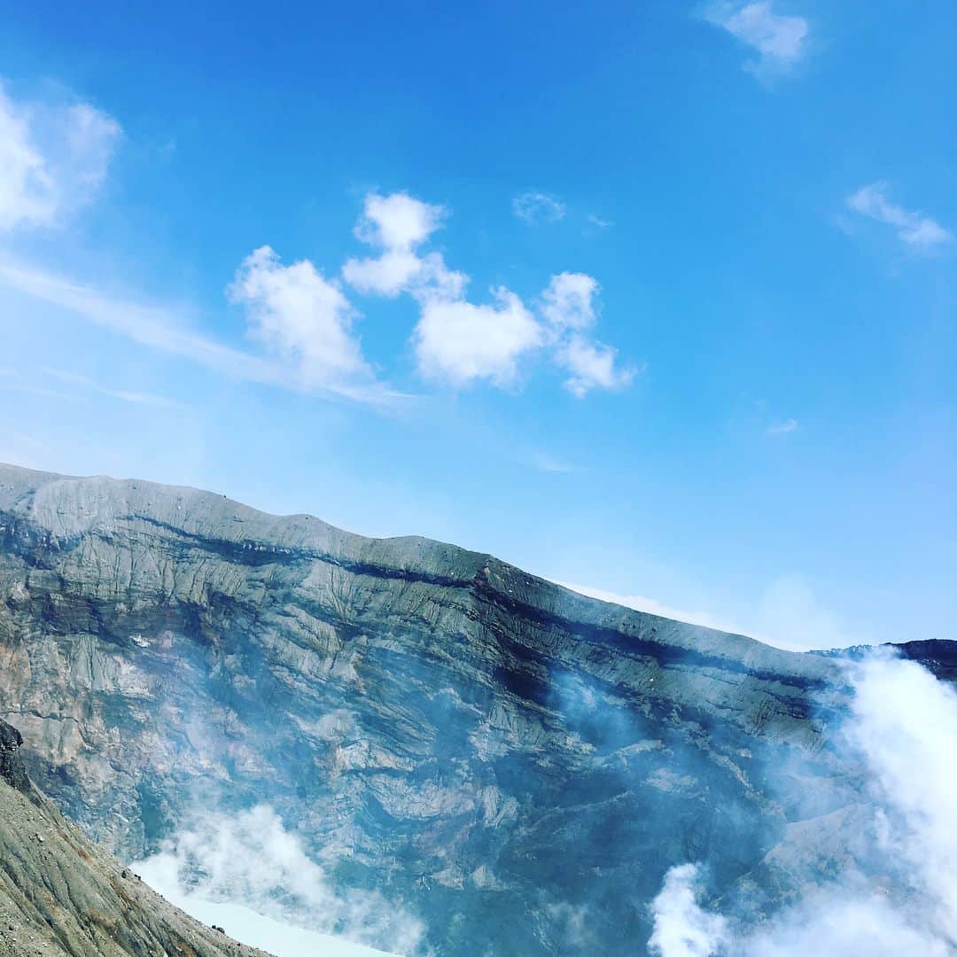 伊勢直弘さんのインスタグラム写真 - (伊勢直弘Instagram)「今見ておくしかないと思い、阿蘇山きました。 中岳は想像以上に荘厳で雄大でした。 あと梅雨なのにいい天気。」6月22日 14時50分 - naohiroise