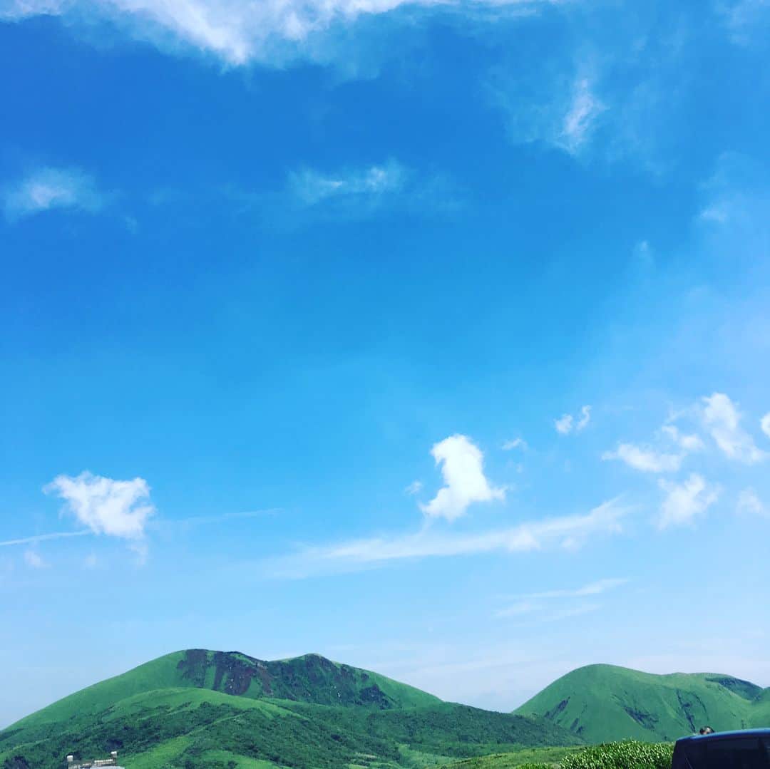 伊勢直弘のインスタグラム：「今見ておくしかないと思い、阿蘇山きました。 中岳は想像以上に荘厳で雄大でした。 あと梅雨なのにいい天気。」