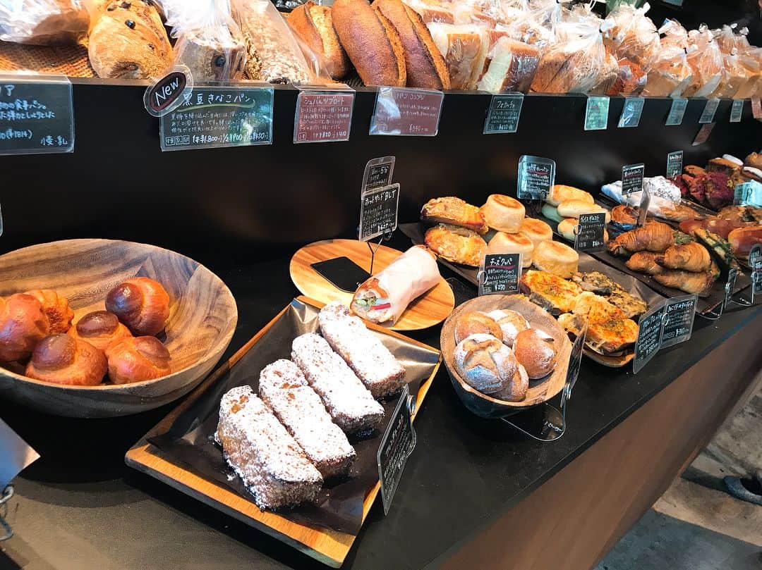 松山愛里のインスタグラム：「Bread&Tapas 沢村 新宿店には行ったことあるけど、お初の広尾店。 ハード系パンの種類が豊富🥖タイプのパン屋さん♩ 店内に広がる香りがたまらない〜！！ いつか軽井沢店に行くのがパン好きとしての夢☺️🍃 #沢村ベーカリー#sawamura#広尾#bread#パンスタグラム#アイリーンのパン屋巡り」