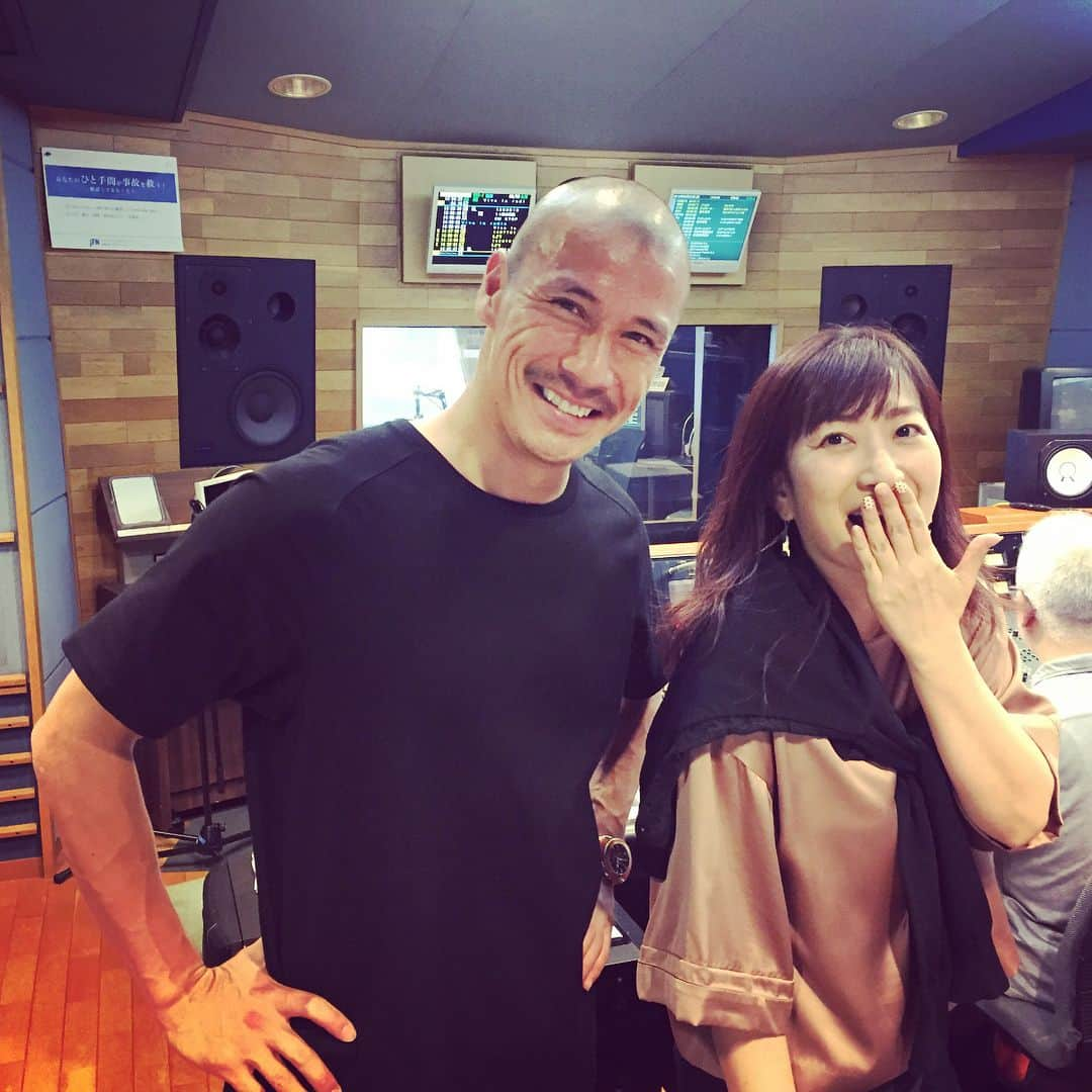 近藤岳登さんのインスタグラム写真 - (近藤岳登Instagram)「Kiss FM KOBE 「Viva la radio」 金曜日 15:00 〜 16:00 KOBE 89.9  HIMEJI 77.6 radiko.jp  岳登半端ないってぇ、って言われたいぜ！！ アルゼンチン対クロアチア頑張って起きてたぜ！！ 前半途中で寝落ちしたぜ！  起きたら0-3で終わってたぜ！  メッシぃぃぃぃぃぃい！  さぁ、Viva la radio 始まるぜぇぇ！  ヴィッセル神戸を共にクビになった叶屋さんKISS FM 来社。 KISS FM はクビになりたくないから叶屋さん早く帰ってほしい。笑  #kissfmkobe#vivalaradio#珠久美穂子#キスナー#メッセージ#リクエスト#たくさん送ってね#ラジオ#無限の可能性#スカルプD#無限の可能性#生に涯あれど名に涯はなし  http://www.kiss-fm.co.jp/viva/  本日  VOICE of COFFEE  岳登ヘラヘラしながら立ってます！！ 是非マスターの最強コーヒー飲みに来てください！ 俺は全力の愛で、マスターが注ぐコーヒーを見つめます！ 笑」6月22日 14時54分 - gakuto_kondo